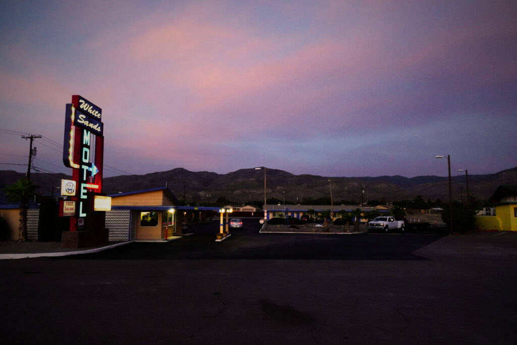 Motel und Berge in Alamogordo