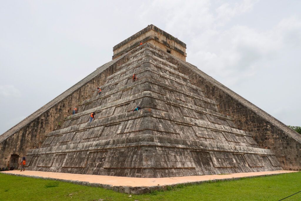 Pyramide des Kukulcán in Chichén Itzá von der Seite mit Reinigungspersonal