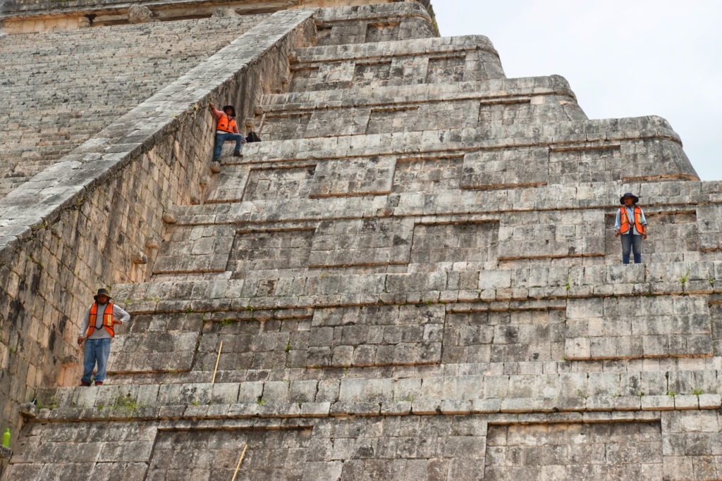 Reinigungspersonal auf der Pyramide des Kukulcán in Chichén Itzá