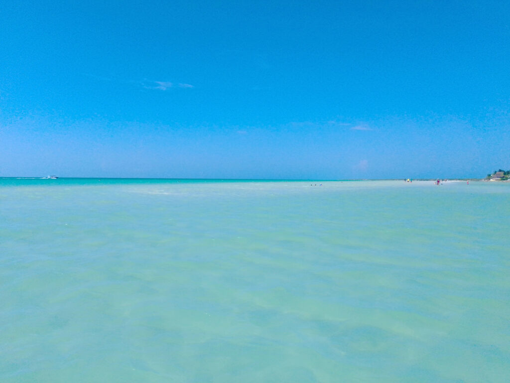 Flaches Meer am Strand von Holbox