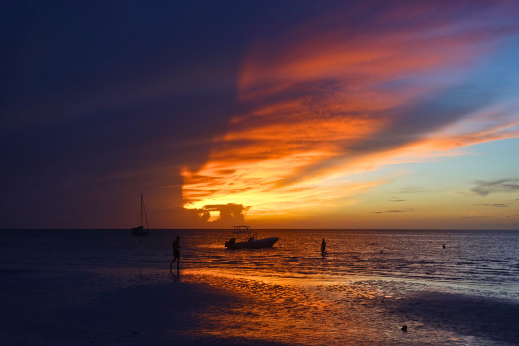 Sonnenuntergang auf Holbox (mit Menschen und Booten)