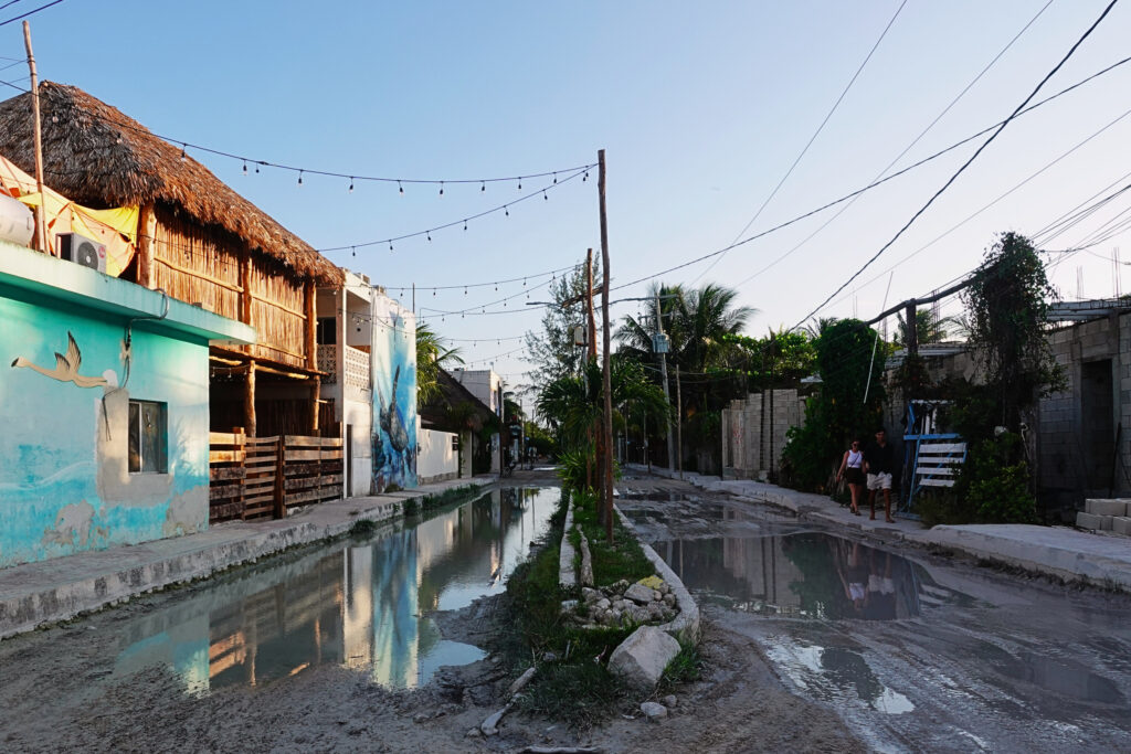 Sehr nasse Straße auf Holbox