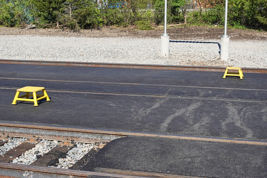 Gleise und Tritthilfen am Bahnhof von Hudson