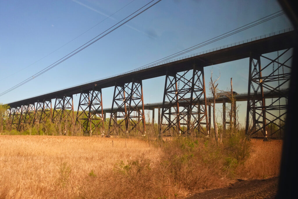 Metallbrücken aus dem Zug fotografiert