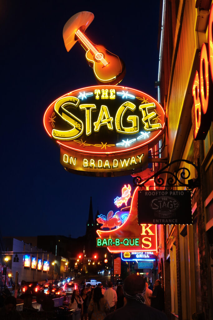 Neon-Schild eines Honky Tonks in Nashville