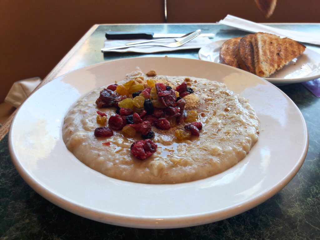 Frühstücksbrei mit Trockenfrüchten