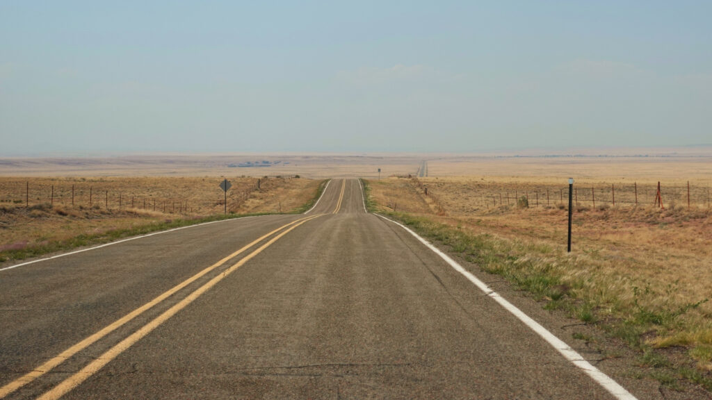 Highway windet sich über die hügelige Landschaft