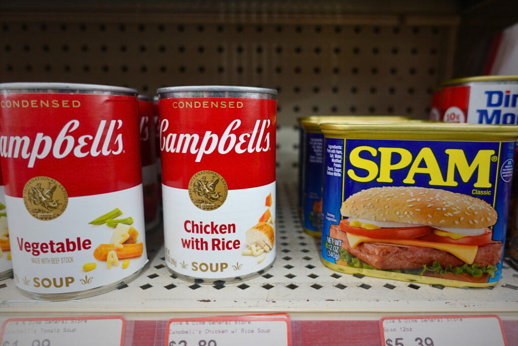 Campbell's- und SPAM-Dosen im Supermarktregal