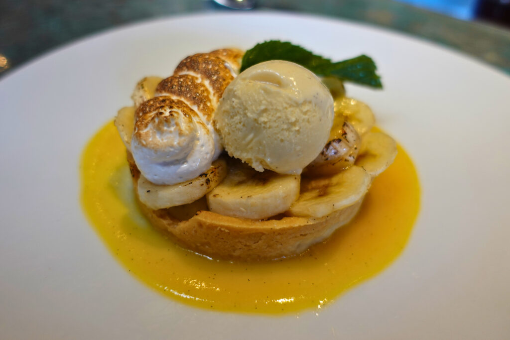 Kleine Tarte mit Banane, Baiser und Eis