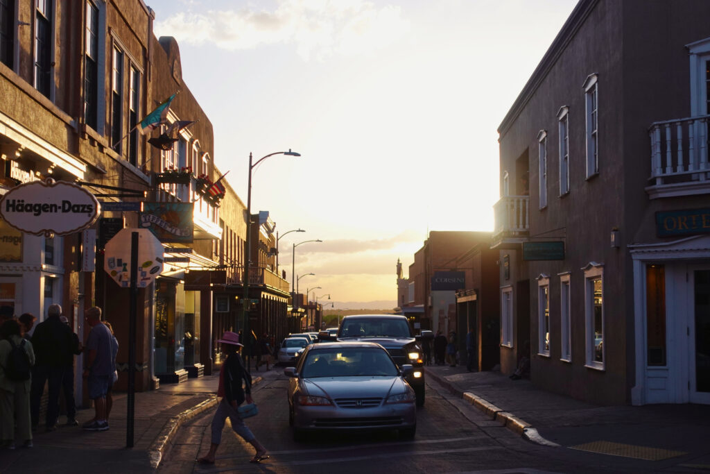 Sonnenuntergang in einer Straße in Santa Fe